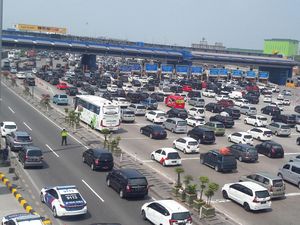 Tol Jakarta-Cikampek Dipadati Pemudik
