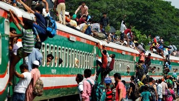 Potret orang-orang yang akan pulang kampung ini diambil pada tahun lalu di sebuah stasiun kereta api di Dhaka, Bangladesh. (Foto: Reuters)