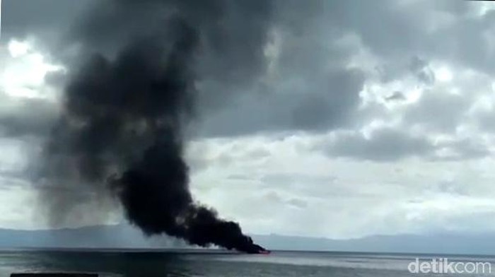 Kapal Pengangkut BBM di Maluku Terbakar, 1 Orang Terluka