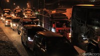 Meski mengalami kemacetan, perlahan kendaraan masih dapat berjalan.