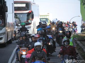 Macet 27 Km, Polisi Berlakukan One Way di Jalur Limbangan Garut