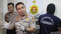 Polres Jakarta Timur berhasil menangkap dua pelaku aksi teror batu di jembatan penyeberangan yang sempat heboh beberapa waktu lalu.