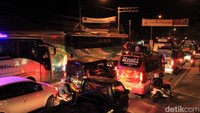 Jalur mudik selatan Nagreg, Kabupaten Bandung, Jawa Barat mulai mengalami peningkatan volume kendaraan dua hari jelang Lebaran. Dini hari, terjadi kemacetan di jalur tersebut.