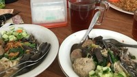 Saat akan pulang kampung dan merayakan tahun baru, Yayan Ruhian dan keluarganya mampir ke kedai bakso langganan di wilayah Gresik. Bakso dengan potongan babat plus acar jadi favorit aktor laga ini. Foto: Instagram yayanruhian