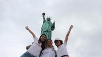 Gracia Indri, Gisela Cindy, dan Nevos Setyaningrom foto di bawah Patung Liberty. Foto: Instagram Gracia Indri