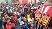 Warga asal Kediri, Nganjuk, dan Tulungagung rela mengantre di halaman kantor PT Gudang Garam (GG) untuk mendapatkan zakat mal di hari raya lebaran.