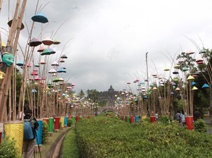 Semarak Libur Lebaran, Borobudur Berhias Topeng Warna-warni