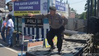 Panas matahari tak menyurutkan Tutu untuk bergoyang sembari mengatur lalulintas di jalur Pantura Cirebon, tepatnya di depan pos pengamanan lebaran Polsek Kedawung, Kabupaten Cirebon, Jawa Barat. Tutu bergoyang dengan lihai, dari yang pelan hingga gerakan cepat.
