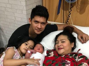 Audy Melahirkan, Iko Uwais Lebaran di Rumah Sakit