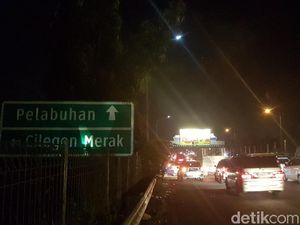 Perlambatan Bayar Tol, Kendaraan ke Merak Terjebak Macet