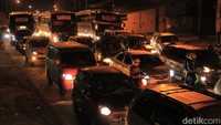 Kemacetan terjadi hingga jalan Cagak Nagreg. Kemacetan ini terjadi di jalur Limbangan arah Tasikmalaya.