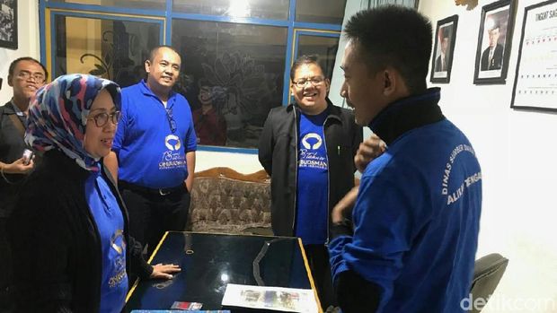 Komisioner Ombudsman bertanya pada petugas Pintu Air Manggarai