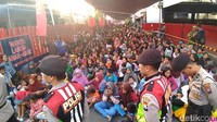 Menurut warga, salam tempel yang diberikan oleh PT Gudang Garam ini merupakan sebuah tradisi sejak tahun-tahun sebelumnya.