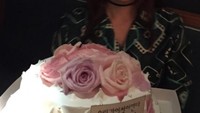 Masih berfoto dengan cake. Kali ini pemain drama A Love to Kill ini pamer foto kue ulang tahun dengan hiasan bunga cantik.Foto: Instagram @illusomina