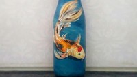 Suka melukis tapi tidak punya tempat untuk menyimpan kuas? Coba manfaatkan botol bekas jus dengan ukuran mulut botol yang besar. Beri lukisan simpel lalu jadikan tempat menyimpan kuas lukis. Foto: Istimewa