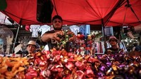 Selama lebaran cokelat dan permen beraneka rasa menjadi pilihan yang paling disukai oleh anak-anak. Sehingga coklat dan permen beraneka rasa ini sudah pasti wajib untuk disediakan di rumah selama lebaran. Anadolu Agency/Getty Images.