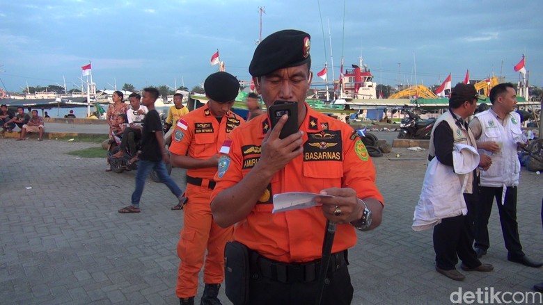 Kapal Tenggelam di Makassar, 8 Penumpang Belum Ditemukan Kapal Tenggelam di Makassar, 8 Penumpang Belum Ditemukan