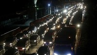 Eksodus besar-besaran ini membuat kemacetan di beberapa titik menjadi tak terhindarkan. Aditya Irawan/NurPhoto via Getty Images.
