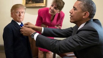 Dirapihkan bajunya oleh Obama. Foto: Internet