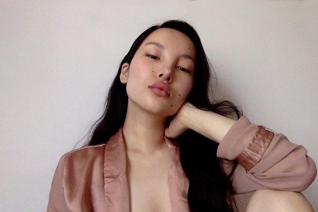 Tak hanya laris sebagai model, wajah unik juga membuatnya populer di media sosial. Di Instagram, ia punya lebih dari 200 ribu pengikut. Padahal Tsunaina tergolong jarang mengunggah foto tak seperti model kebanyakan.  Foto: Dok. Instagram/Tsunaina