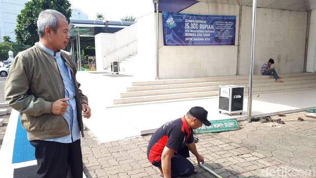 Pengelola mengimbau jemaah untuk membawa alas salat