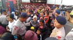 Antrean Mengular Warga Kediri Demi Salam Tempel