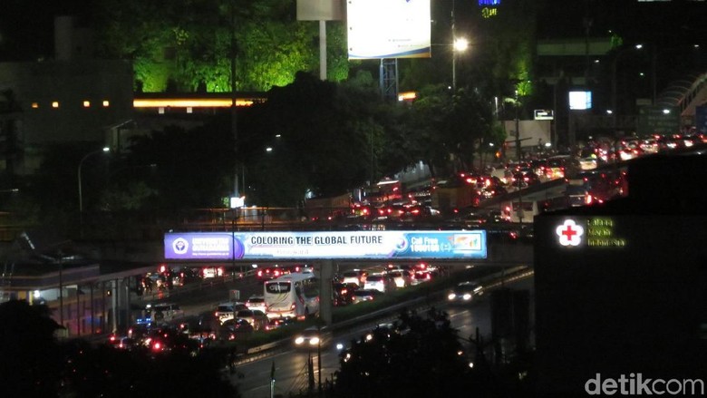 Imbas Pengerjaan Jalan, Tol Semanggi-Kuningan Macet 1 Km Imbas Pengerjaan Jalan, Tol Semanggi-Kuningan Macet 1 Km