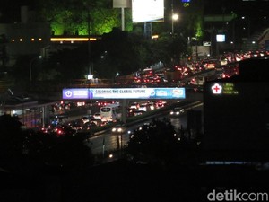 Imbas Pengerjaan Jalan, Tol Semanggi-Kuningan Macet 1 Km