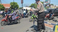Aksi lucu Tutu ini pun menjadi penghibur bagi para pemudik yang harus mengantre lama karena kemacetan di sepanjang jalur Pantura, Cirebon.