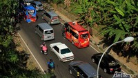 Dari data yang dihimpun detikcom, di Pos Induk Dishub Kabupaten Bandung, jumlah kendaraan yang melintas di jalur selatan Nagreg pada H-3 meningkat dari pada hari sebelumnya, sekitar 102.250 unit kendaraan.