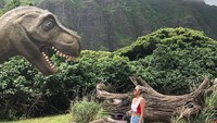 Kimmy Jayanti menyempatkan bermain ke taman Jurassic Park, di sela momen honeymoon-nya di Hawaii. Foto: Instagram Kimmy Jayanti