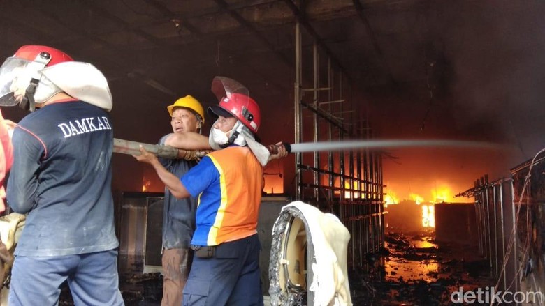 Ditinggal Mudik, Toko Busana di Kota Mojokerto Terbakar Ditinggal Mudik, Toko Busana di Kota Mojokerto Terbakar