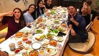 Vega juga menjalin pertemanan bersama para penyanyi dangdut. Di sebuah resto Korea, ia makan malam bersama Cita Citata hingga Iis Dahlia. Foto: Instagram vegadarwanti123