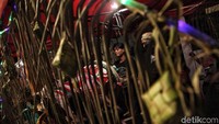 Ornamen khas Idul Fitri seperti ketupat semakin meramaikan lokasi malam takbiran.