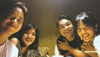 Disela-sela kesibukannya, Bisma masih sering lho makan malam dengan sahabat-sahabat terdekatnya. Ini pose keseruan mereka saat ngumpul bersama. Foto: Instagram @sibisma