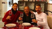 Cheers! Ini keseruan Sergio Ramos saat mencicip wine. Foto: Instagram @sergioramos