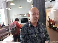 Kamera belakang di dalam ruangan. 