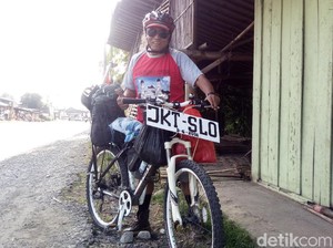 Pensiunan Ini Mudik Jakarta-Solo Naik Sepeda Onthel