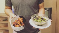 Tidak hanya hobi makan, Cakra juga jago membuat masakan rumah. Ada ayam bumbu kecap, serta lodeh kangkung hasil buatannya sendiri. Foto: Instagram @cakra.khan