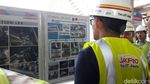 Pakai Rompi Proyek, Sandi Cek Proyek LRT Jakarta di Libur Lebaran