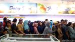 Ratusan Warga Serbu Daging Murah di Bekasi