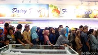 Ratusan warga memadati bazar daging murah di Toko Daging Nusantara. Mereka bahkan rela antre untuk dapat daging murah dengan harga Rp 75 Ribu per kilogram. Ratusan warga memadati bazar daging murah di Toko Daging Nusantara. Mereka bahkan rela antre untuk dapat daging murah dengan harga Rp 75 Ribu per kilogram.