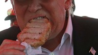 Kalau biasanya makan steak menggunakan garpu dan pisau, Trump justru punya cara sendiri. Steaknya dimakan langsung dengan tangan dan hanya beralaskan sehelai tisu. Foto: Istimewa