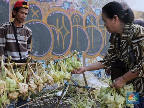 Pedagang Kulit ketupat di kawasan ciputat, Kamis (14/6/2018). (CNBC Indonesia/ Andrean Kristianto0