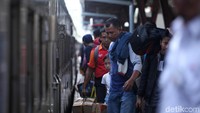 Bersama Kepolisian, KAI memastikan stasiun-stasiun, khususnya yang padat pemudik seperti Stasiun Pasar Senen tetap steril dan aman.