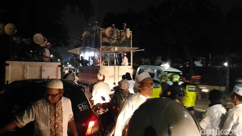 Berangkat dari Petamburan, FPI Mulai Takbiran Keliling Jakarta Berangkat dari Petamburan, FPI Mulai Takbiran Keliling Jakarta
