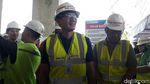 Pakai Rompi Proyek, Sandi Cek Proyek LRT Jakarta di Libur Lebaran