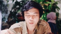 Kalau ini ekspresi bahagia dari Bisma, ketika menyantap menu makan siangnya. Kira-kira, Bisma sedang melahap makanan apa, ya? Foto: Instagram @sibisma