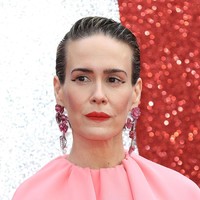 Gaya pemeran Tammy ini semakin mencuri perhatian berkat eyeliner bergaya cateye yang eksentrik serta anting Irene Neuwirth berbentuk floral. (Foto: Tim P. Whitby/Getty Images)