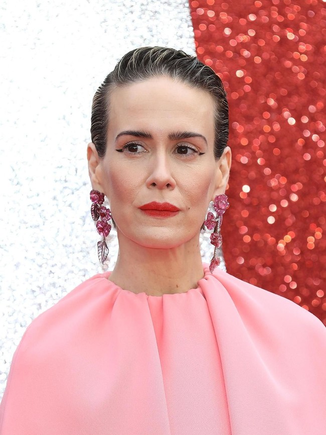 Gaya pemeran Tammy ini semakin mencuri perhatian berkat eyeliner bergaya cateye yang eksentrik serta anting Irene Neuwirth berbentuk floral. (Foto: Tim P. Whitby/Getty Images)